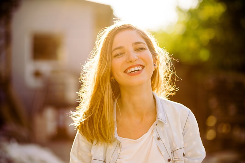 motivação profissional - mulher sorrindo