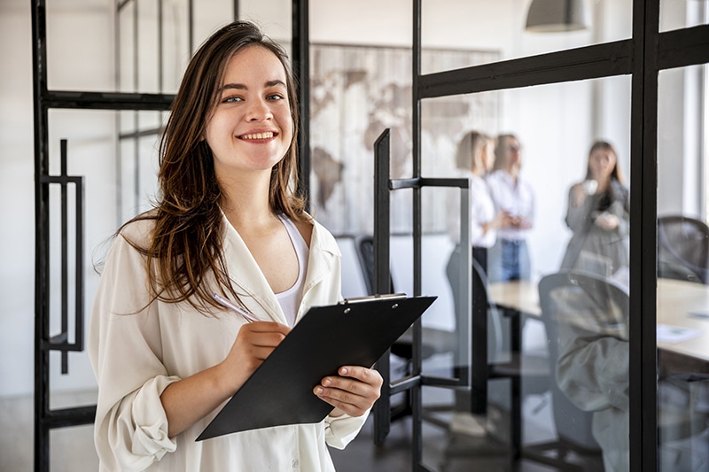 Marketing pessoal - mulher no escritório vestida de maneira formal