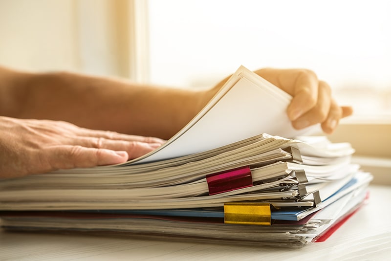 Imposto de renda - pessoa manuseando documento s