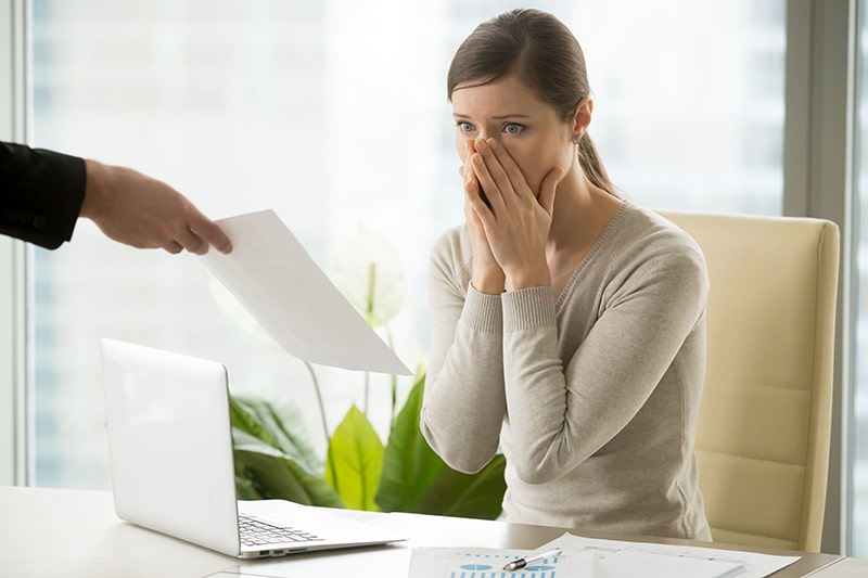 rescisão de contrato : mulher sendo demitida