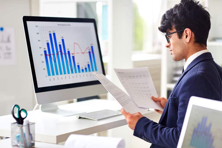 mentor profissional controle financeiro - jovem analisando planilha