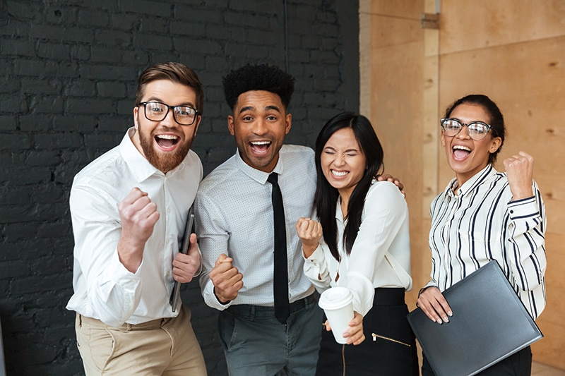 lei de aprendizagem - jovens felizes em ambiente de trabalho