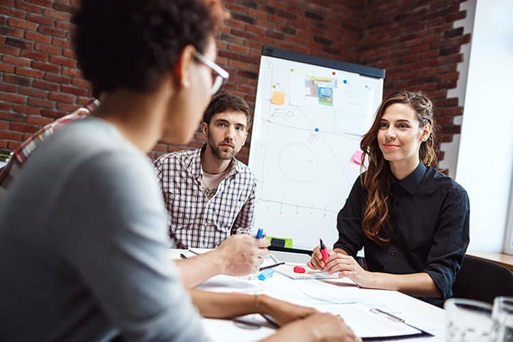 Mentor Profissional Jovem Aprendiz Ambev - jovens dialogando no escritório