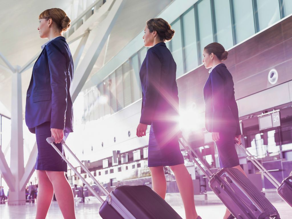 equipe jovem aprendiz azul no aeroporto