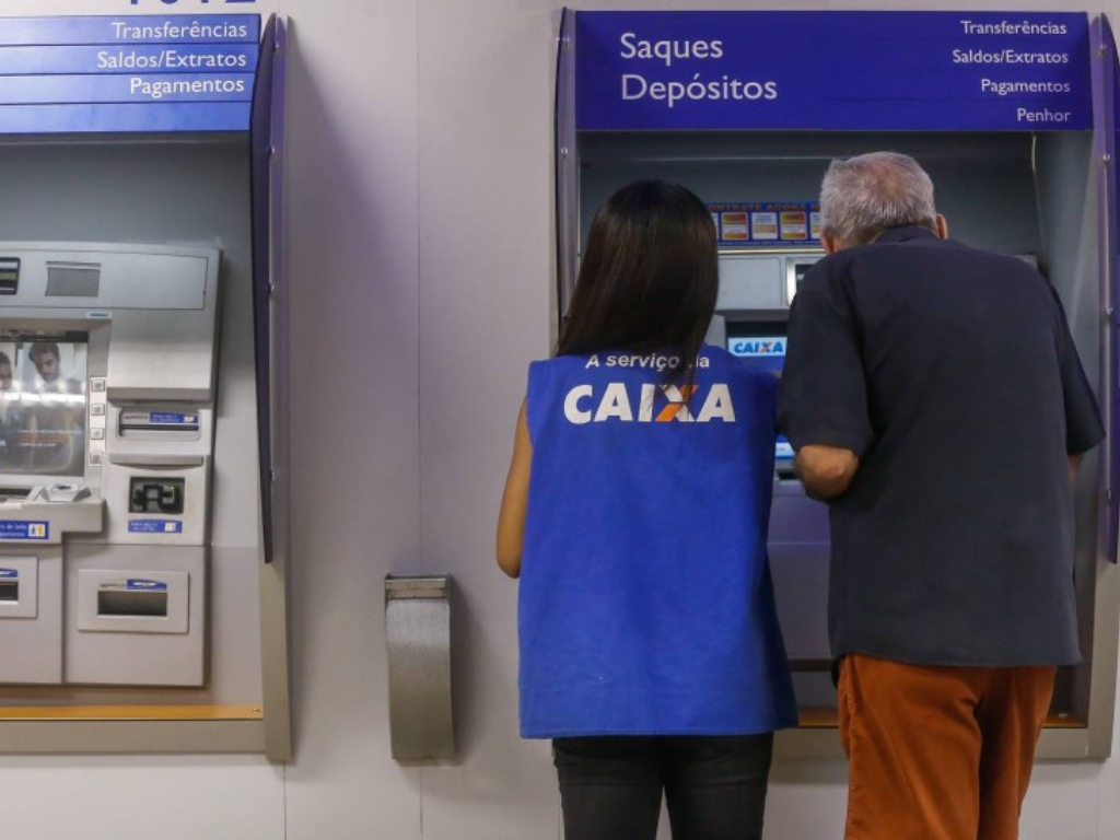 jovem aprendiz caixa ajudando cliente